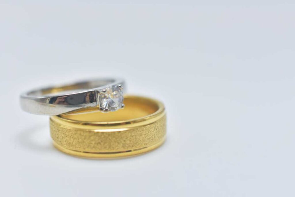 Por que existe uma diferença de preço tão grande entre o ouro amarelo e o ouro branco